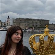 Estudio hispánica, además he estudiado dos años de educación primaria.